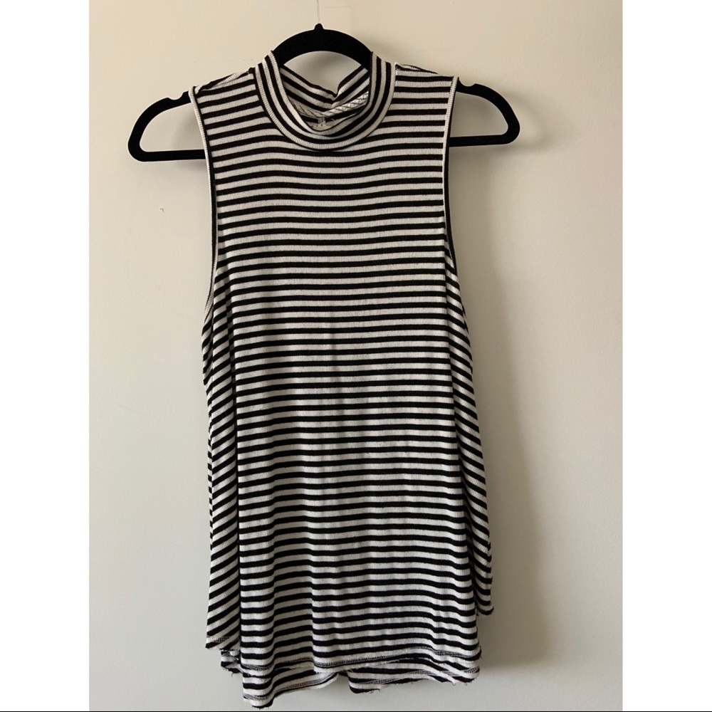 Swing turtleneck ribbed tee